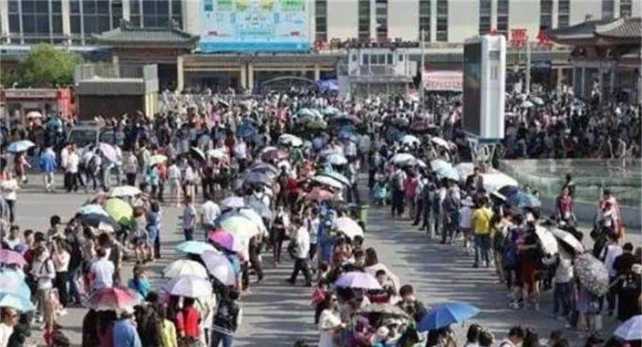 西安火车站一条龙“服务” 去过的人都知道 网友:简直就是噩梦-ky.com(图4)
西安火车站一条龙“服务” 去过的人都知道 网友:简直就是噩梦-ky.com(图4)